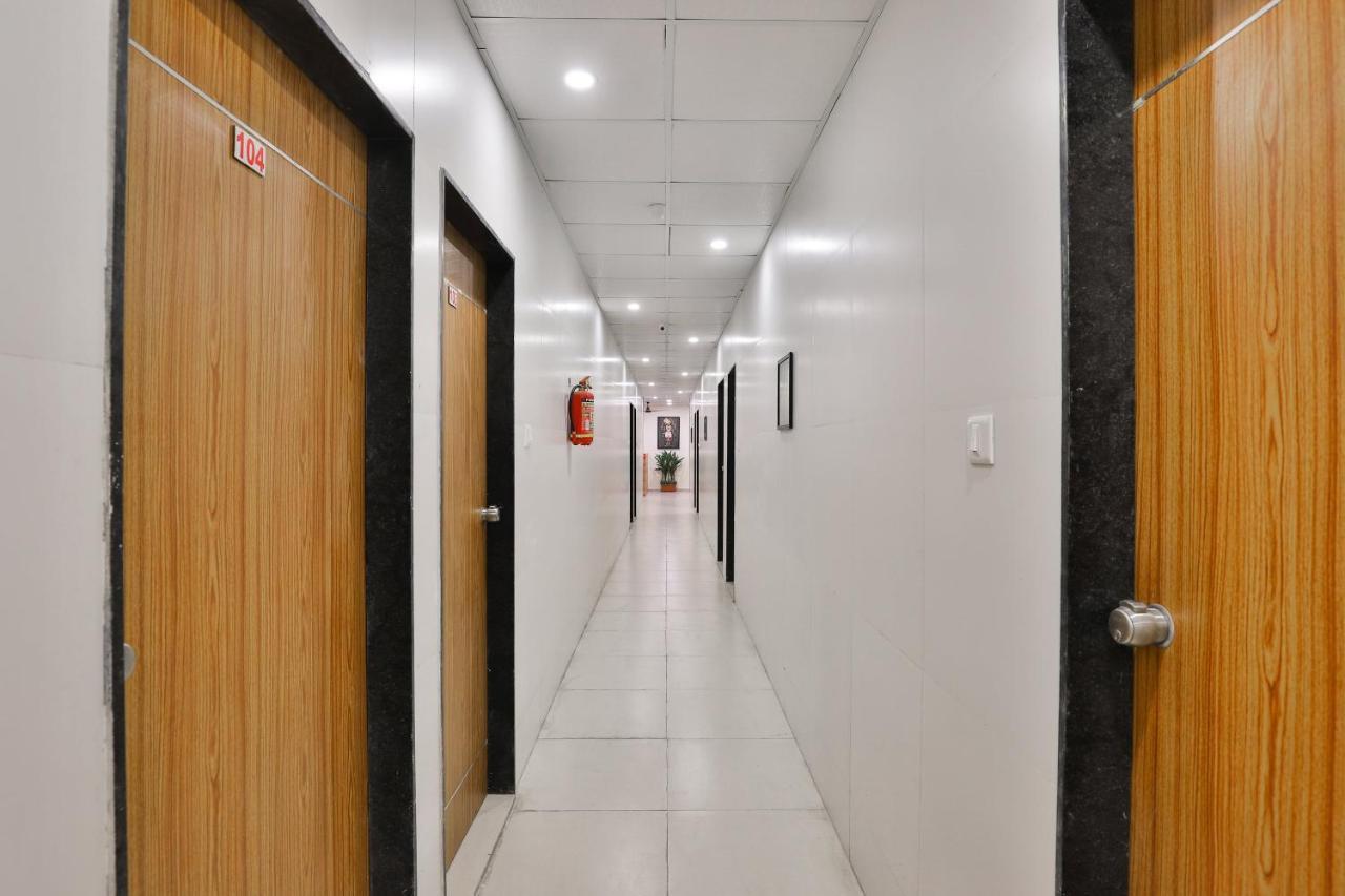 Oyo 16675 Hotel Shri Krishna Inn Surat Buitenkant foto