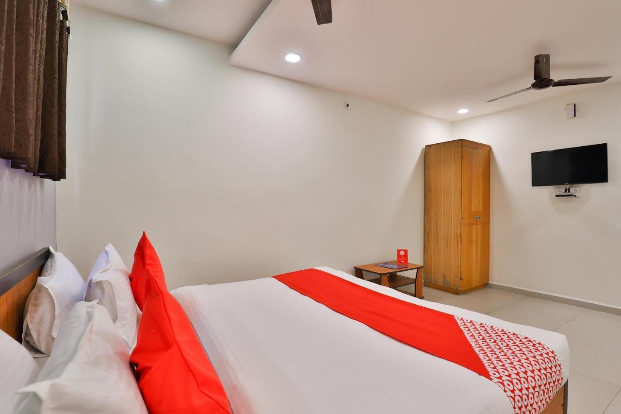 Oyo 16675 Hotel Shri Krishna Inn Surat Buitenkant foto