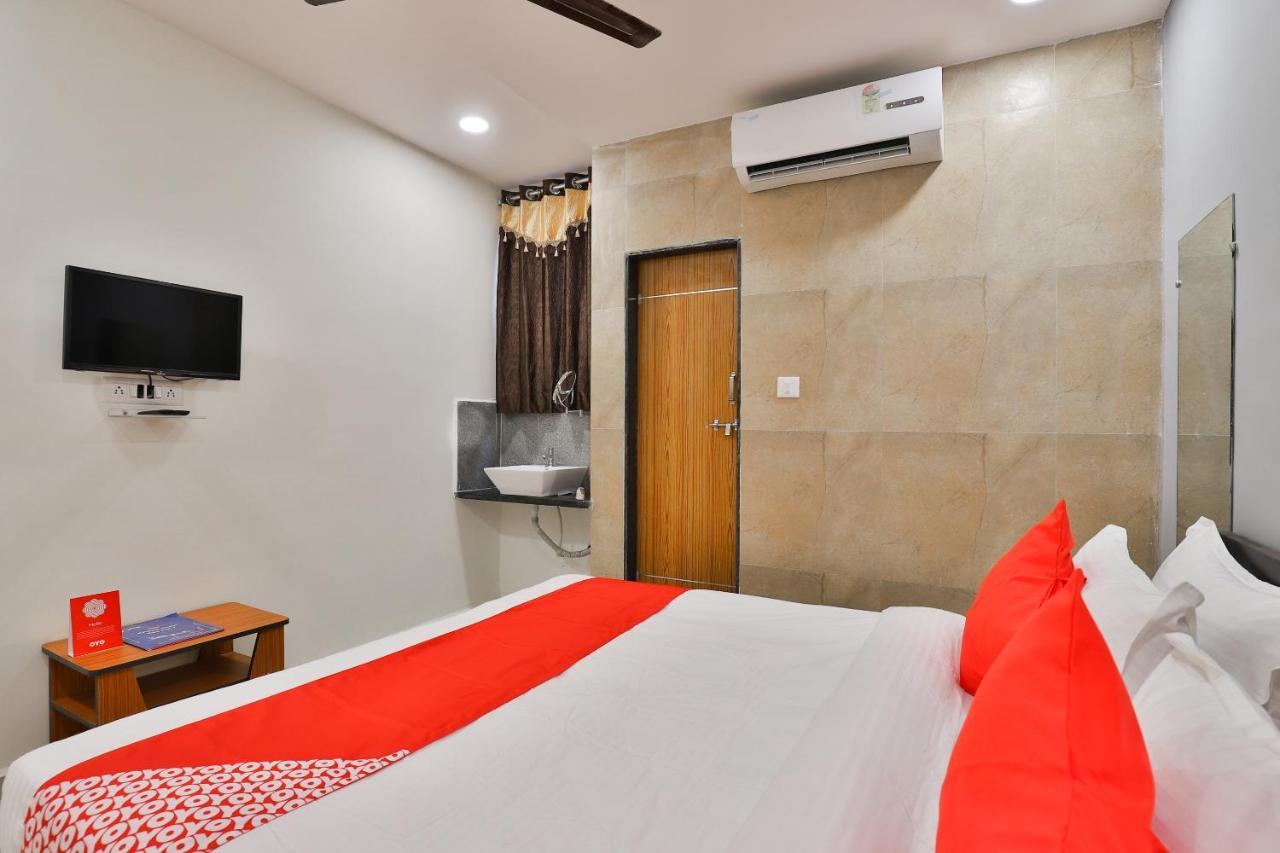 Oyo 16675 Hotel Shri Krishna Inn Surat Buitenkant foto