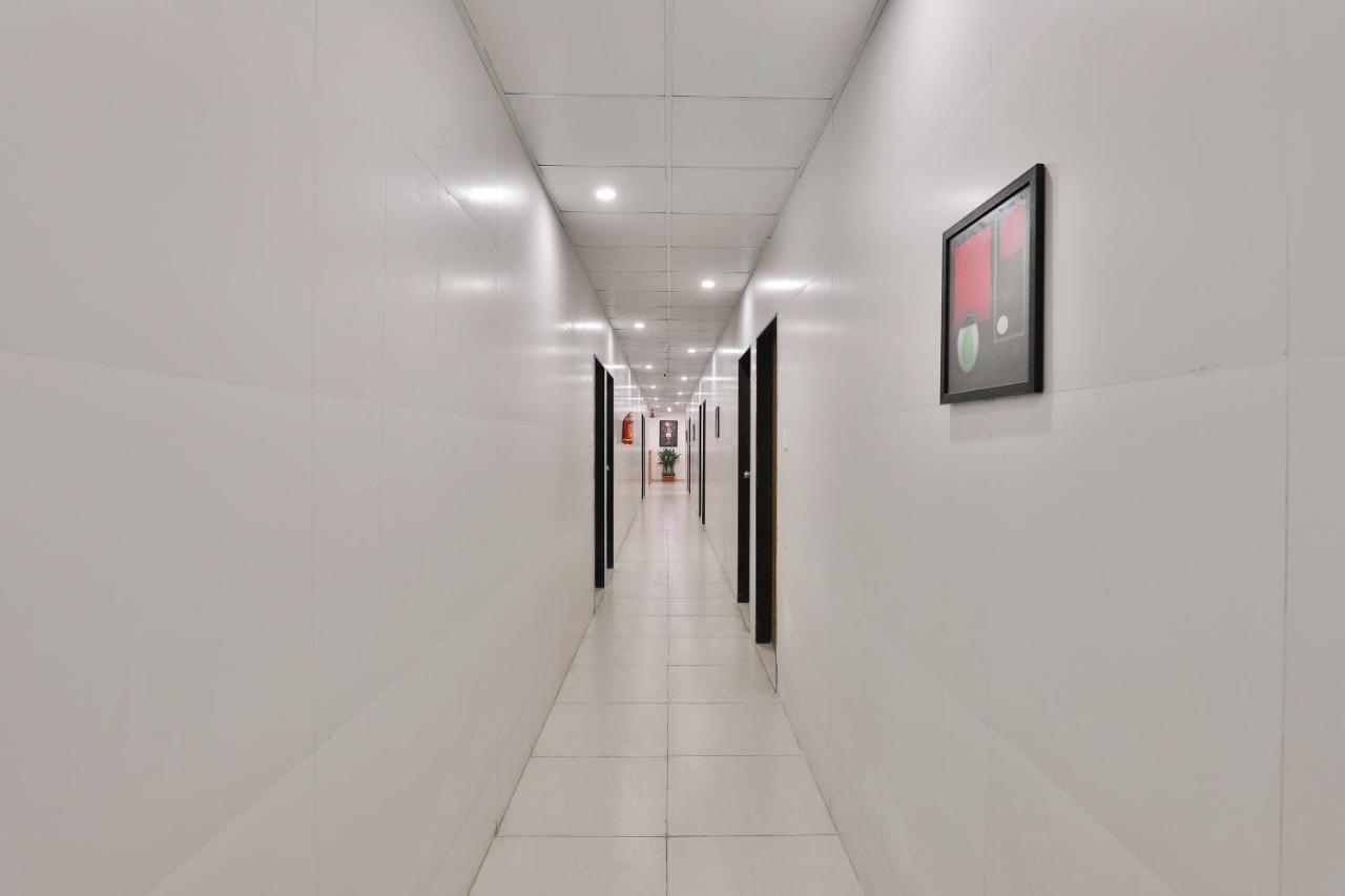 Oyo 16675 Hotel Shri Krishna Inn Surat Buitenkant foto